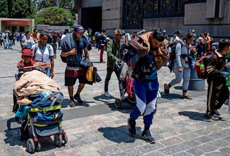 Migrantes venezolanos y centroamericanos en la Basílica de Guadalupe de la Ciudad de México, que visitaron en su camino hacia Estados Unidos. Foto: Yuri Cortez AFP