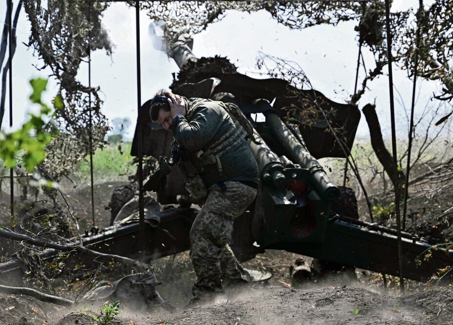Un artillero ucraniano dispara un obús D-20 de 152 mm contra posiciones rusas en la línea del frente cerca de Bakhmut, en el este de Ucrania. Foto: AFP
