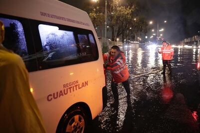 Captan en videos inundación en paradero de Indios Verdes