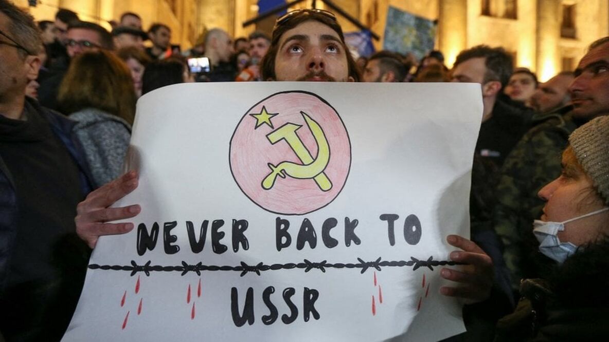 Los manifestantes argumentan que el gobierno está bajo la influencia de Rusia. Foto: Reuters