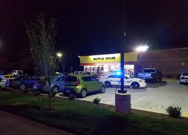 Hombre desnudo dispara en restaurante de EU dejando 3 muertos