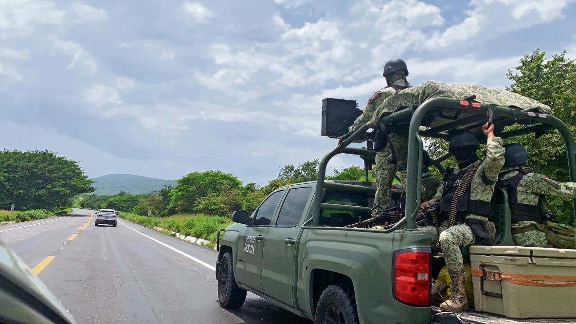 Decenas de negocios en Uruapan amanecieron ayer cerrados tras ataques de hombres armados, mientras que militares relizan recorridos de vigilancia. Foto: Carlos Arrieta | El Universal