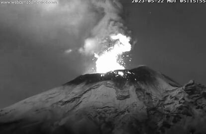 ¡El Popocatépetl no descansa! Así se ven 3 horas de expulsión de material incandescente en cámara rápida VIDEO