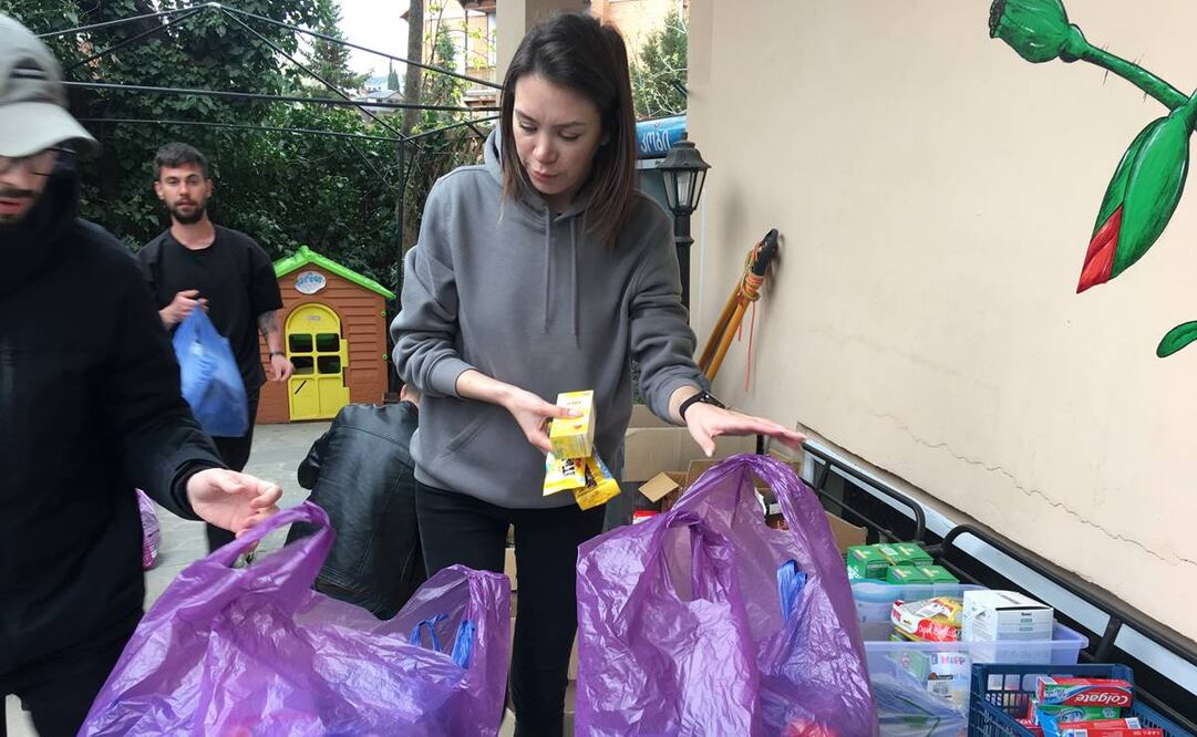 El pequeño patio de un hotel privado de Tiflis se ha convertido es de los pocos lugares de entendimiento y solidaridad entre rusos y ucranianos. Foto: Misha Vignanski/EFE