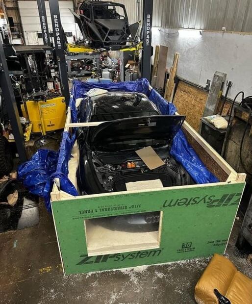 VIDEO: Influencer mete su auto eléctrico en arroz luego de inundación, ¿le funcionó?