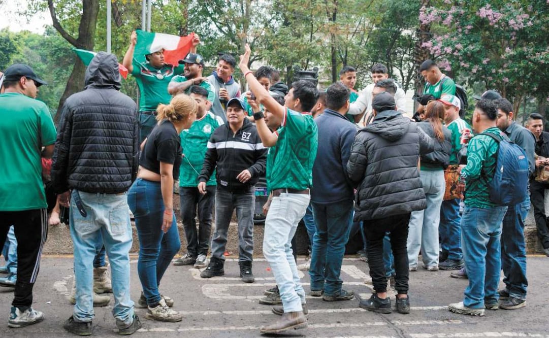 Las personas que festejaron el triunfo de la selección de futbol en Paseo de la Reforma siguieron consumiendo alcohol y escuchando música con una bocina. SANTIAGO CADENA/EL UNIVERSAL