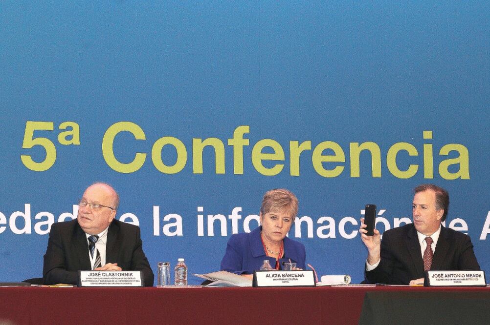 Alicia Bárcena, secretaria ejecutiva de la Cepal, y Jose Antonio Meade, secretario de Relaciones Exteriores de México, durante la quinta conferencia sobre sociedad de la información en América Latina (ALEX CRUZ. EFE)