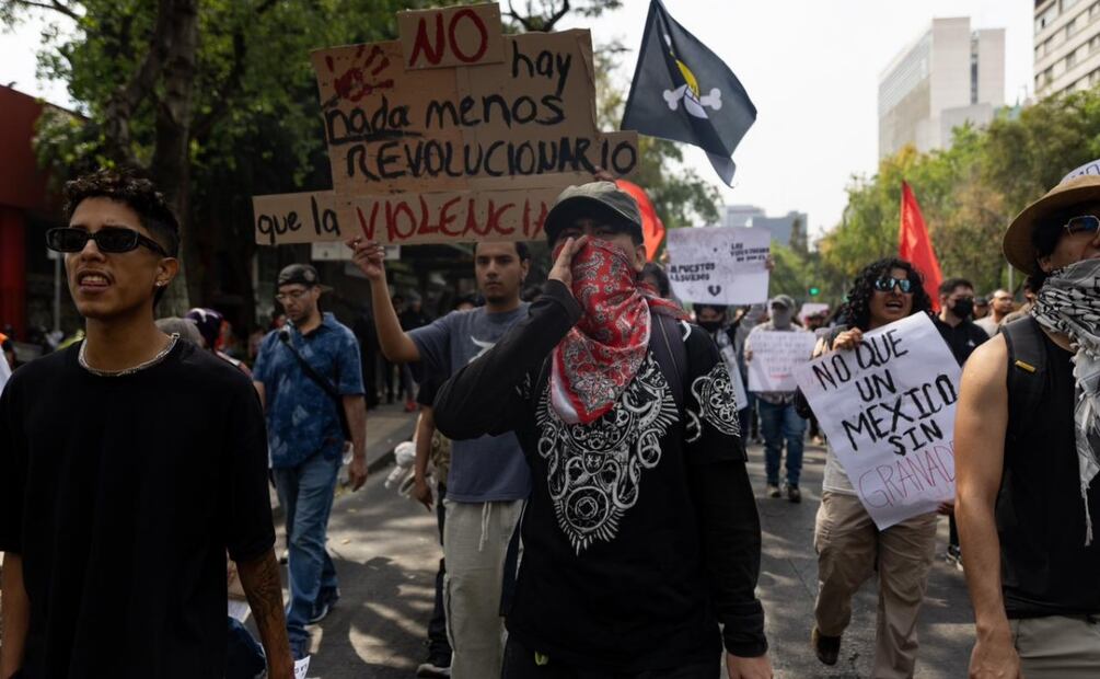 Jóvenes pro palestina y por la jornada de 40 horas laborales marchan en calles de la CDMX y exigen frenar la violencia en México (08/11/2025). Foto: Hugo Salvador / EL UNIVERSAL