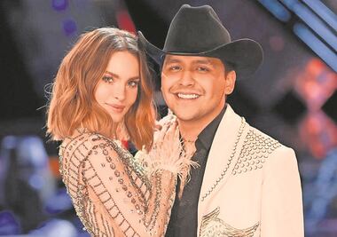 Christian Nodal y Belinda se consienten fumando pipa de agua