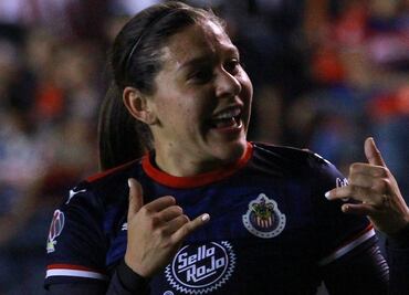 Norma Palafox regala su playera a niña que lloraba por ella