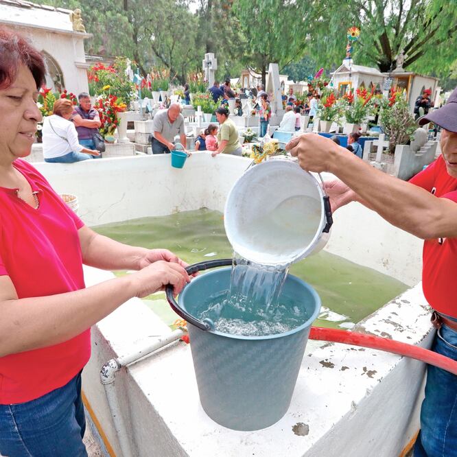 Se estima que un millón de personas acudan este 1 y 2 de noviembre a los 118 panteones que hay en la Ciudad de México. ARIEL OJEDA. EL UNIVERSAL