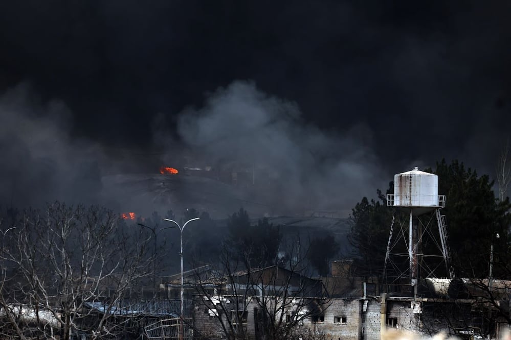 El aire se llena de humo tóxico tras el ataque contra la refinería Shahran, en Teherán. FOTO: EFE