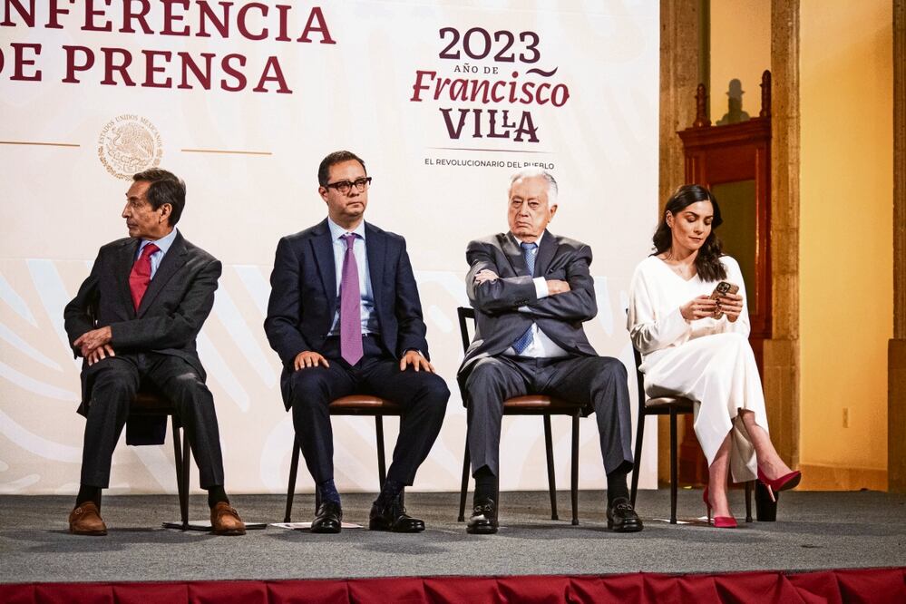 Rogelio Ramírez de la O, titular de la SHCP; Gabriel Yorio, subsecretario de Hacienda; Manuel Bartlett, director de la CFE, y Ana García Vilchis.