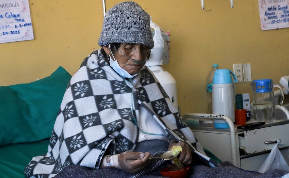 Una persona come mientras utiliza una cánula de oxígeno este jueves, en un hospital en La Paz (21/05/2026). Foto: EFE.