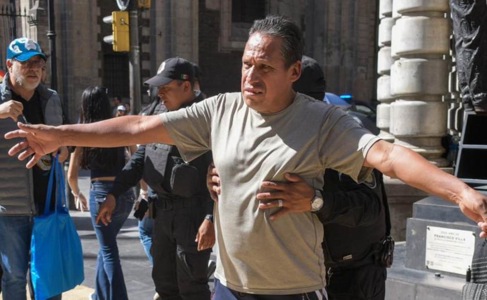 Revisiones a personas antes de ingresar al Zócalo de la CDMX previo al concierto de Shakira (01/03/2026). Foto: Santiago Cadena / EL UNIVERSAL