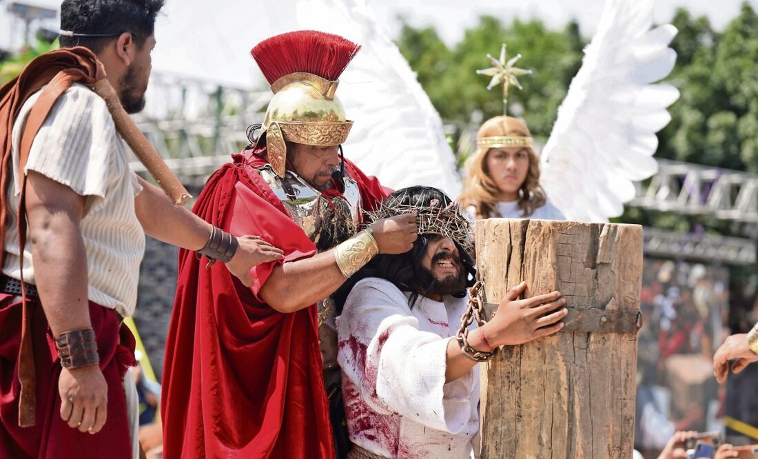 Christopher Gómez en su papel de Jesús fue azotado, mientras se le colocó la corona de espinas; a las 16:00 horas
llegó al Cerro de la Estrella, donde cumplió su destino, la crucifixión del rey de los judíos. Foto: Fernanda Rojas | El Universal