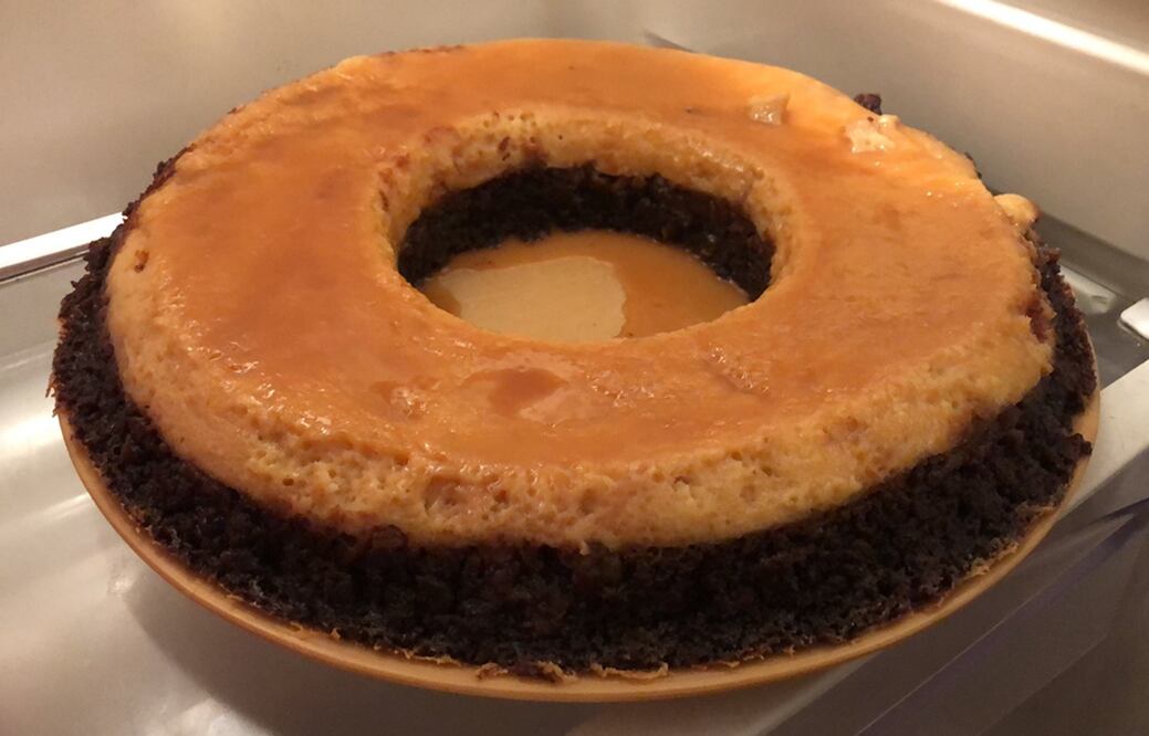 El también llamado pastel imposible es muy fácil de preparar con ayuda del baño María / Foto: Twitter @chuyskato 