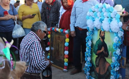 Indígenas mayos realizan procesión para pedir la lluvia a San Isidro Labrador en Nogales, Sonora