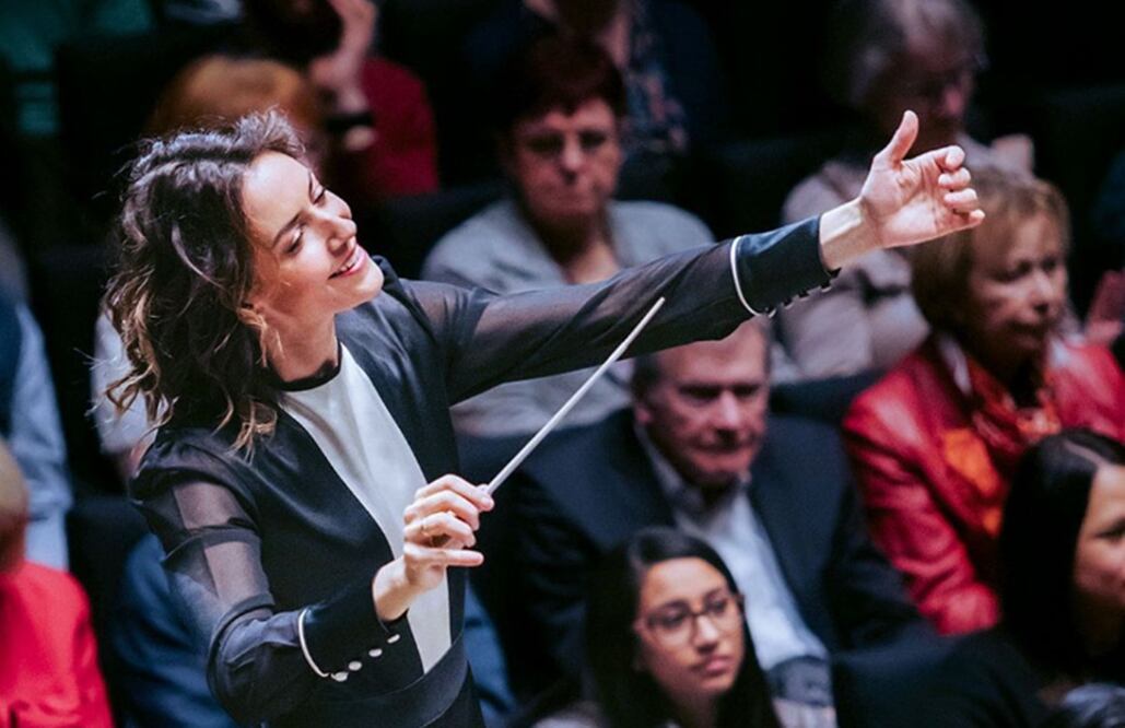 La directora Alondra de la Parra presenta el Festival Paax GNP.
Foto: Instagram