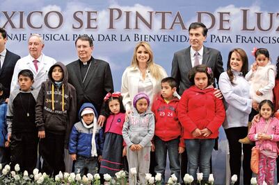 Luz al Papa y a niños