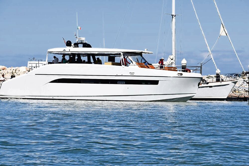 La embarcación El Delfín, en la que el ex presidente Felipe Calderón y su esposa, la aspirante a la candidatura presidencial panista, Margarita Zavala, disfrutaron de una convivencia con la familia del empresario español (ESPECIAL)