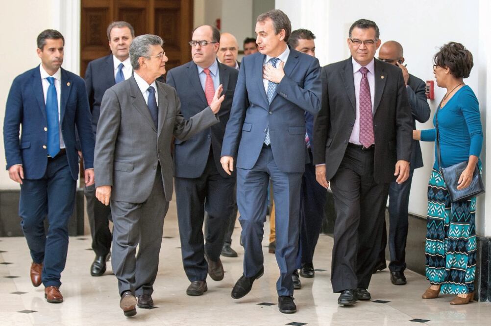 El ex presidente de España Jose Luis Zapatero (centro) sale de una reunión, acompañado del presidente de la Asamblea Nacional de Venezuela, Henry Ramos Allup (centro-izq.) (MIGUEL GUTIÉRREZ. EFE)
