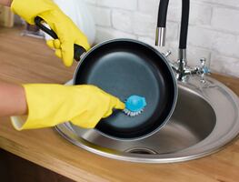 ¿Cómo limpiar ollas y sartenes con óxido o quemados? Conoce estos trucos caseros