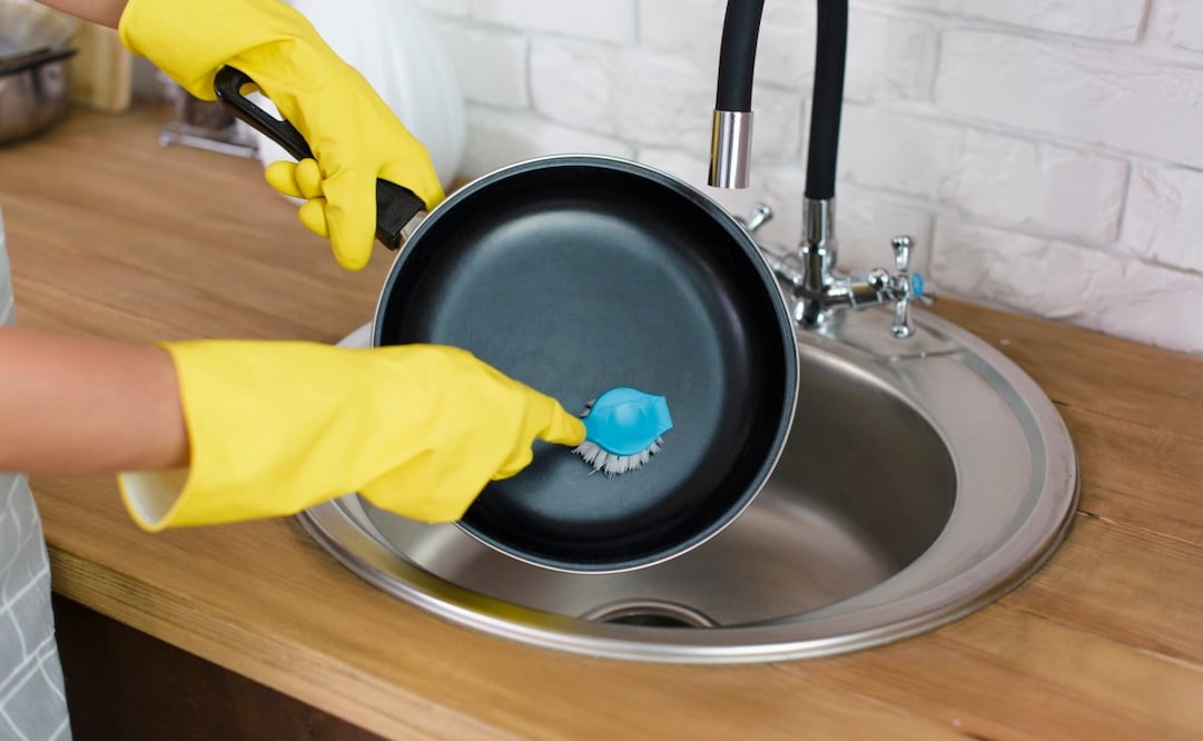 Conoce las recomendaciones para eliminar la grasa de tus ollas y sartenes, según el material, sin dañarlos. Foto: Freepik