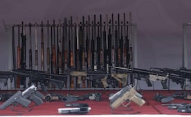 Ronald Johnson presume resultados contra tráfico de armas; EU asegura 50 mil armas y 2.9 millones de cartuchos