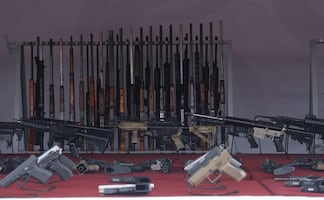 Ronald Johnson presume resultados contra tráfico de armas; EU asegura 50 mil armas y 2.9 millones de cartuchos