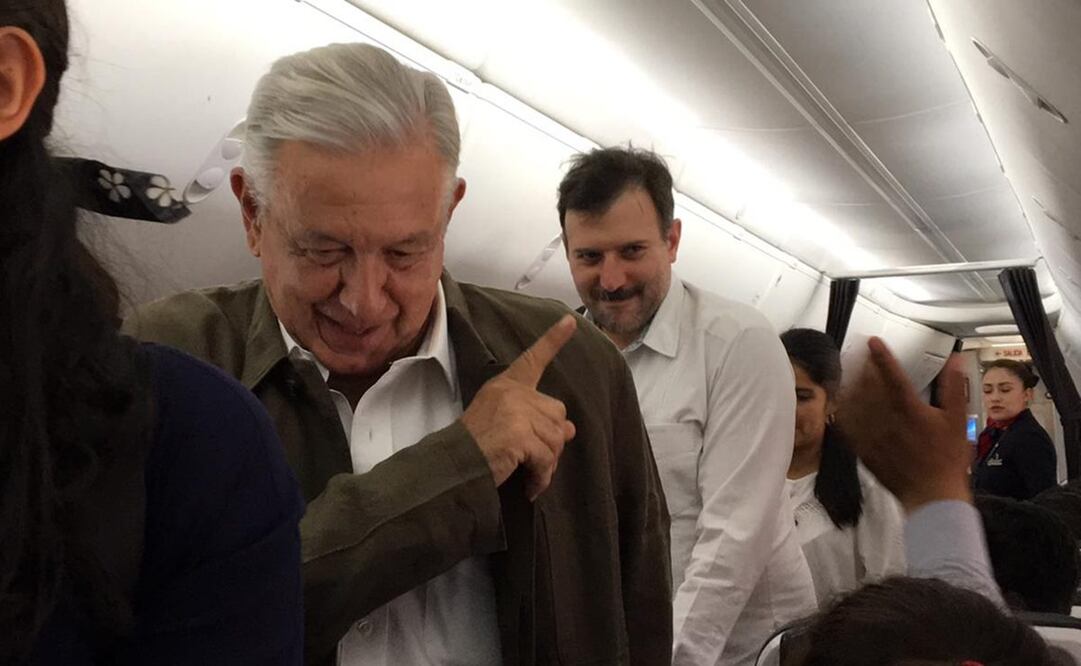 AMLO en avión comercial, rumbo a Tuxtla Gutiérrez, Chiapas. Foto: Alberto Morales/EL UNIVERSAL