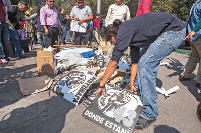 Padres de los 43 levantan plantón en Los Pinos