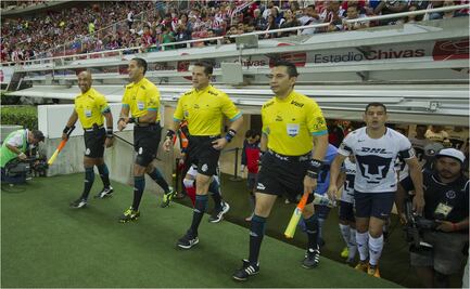 VIDEO: Exárbitro de la Liga MX es captado arbitrando en en futbol llanero