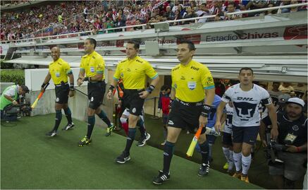 VIDEO: Exárbitro de la Liga MX es captado arbitrando en en futbol llanero