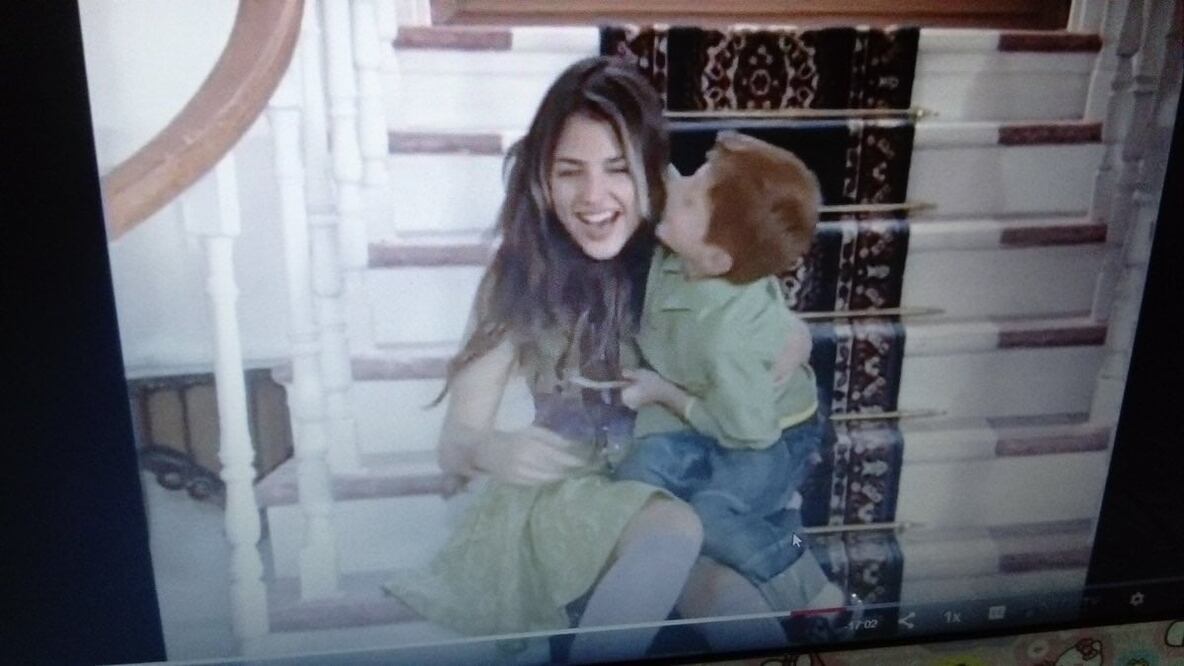 La actriz elevó una oración por la muerte de su amigo. Foto: tomada del Twitter oficial de Eiza González