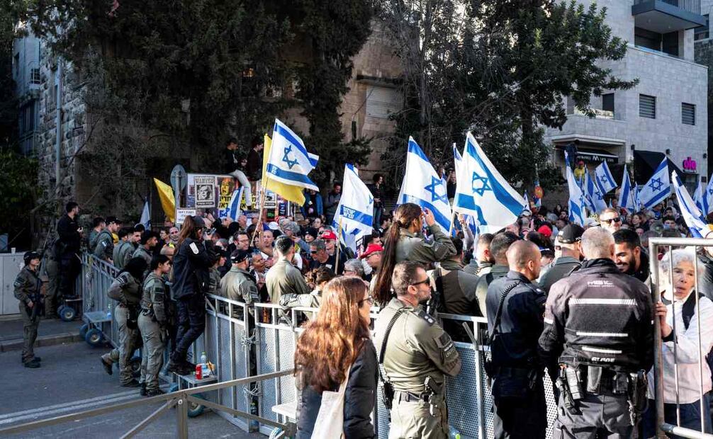 Cientos de personas protagonizan este domingo una nueva protesta en Jerusalén contra la moción de censura que vota el gobierno del primer ministro, Benjamín Netanyahu, contra la fiscal general del Estado, Gali Baharav-Miara, el primer paso para su destitución. Foto: EFE