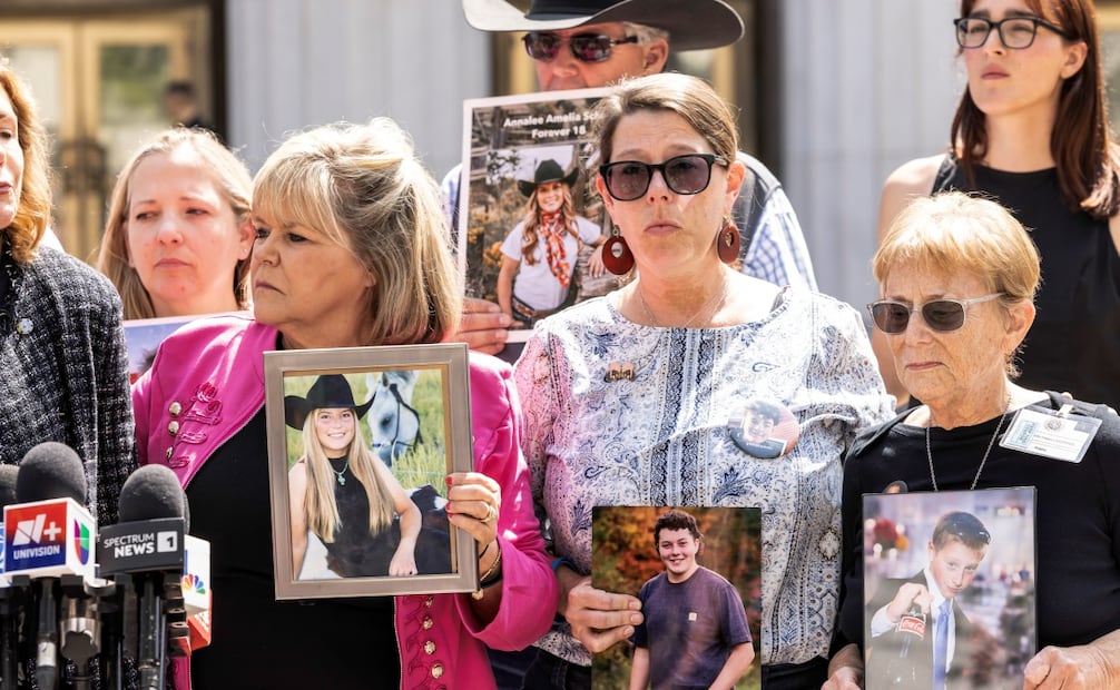 Familiares celebran fallo de Meta y Youtube. (25/03/2026) Foto: EFE