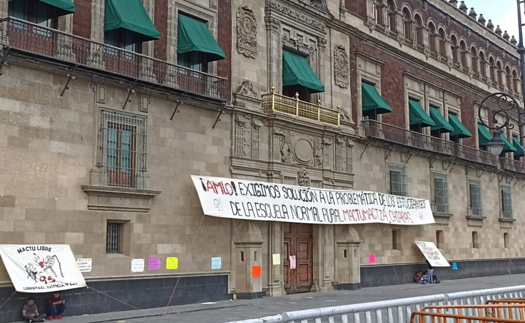 Estudiantes normalistas colocan manta en la entrada de Palacio Nacional. Foto: Pedro Villa y Caña