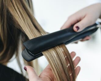 Tips para limpiar tu plancha para el pelo correctamente 