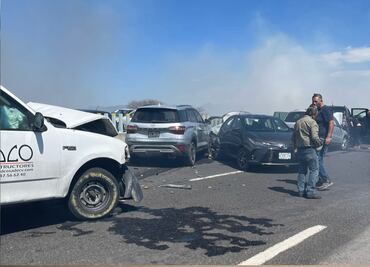 Humo por quema de pastizales provoca mega carambola en autopista Toluca-Naucalpan