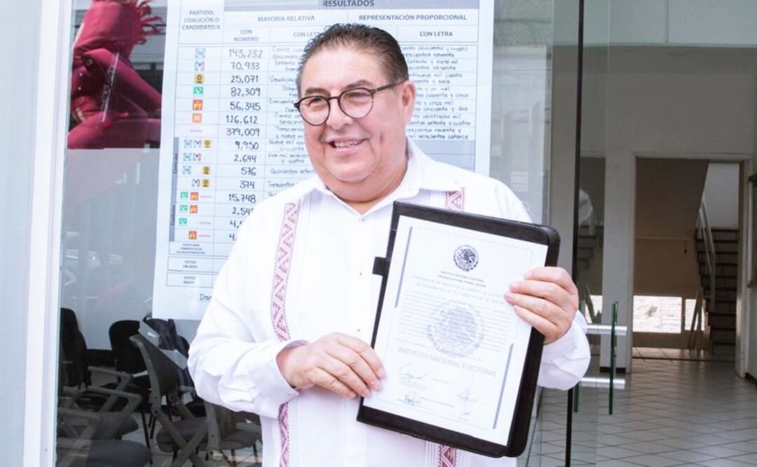 Recibe constancia senador electo por Morena; es el candidato con más votos obtenido en el estado de Morelos. Foto: Justino Miranda