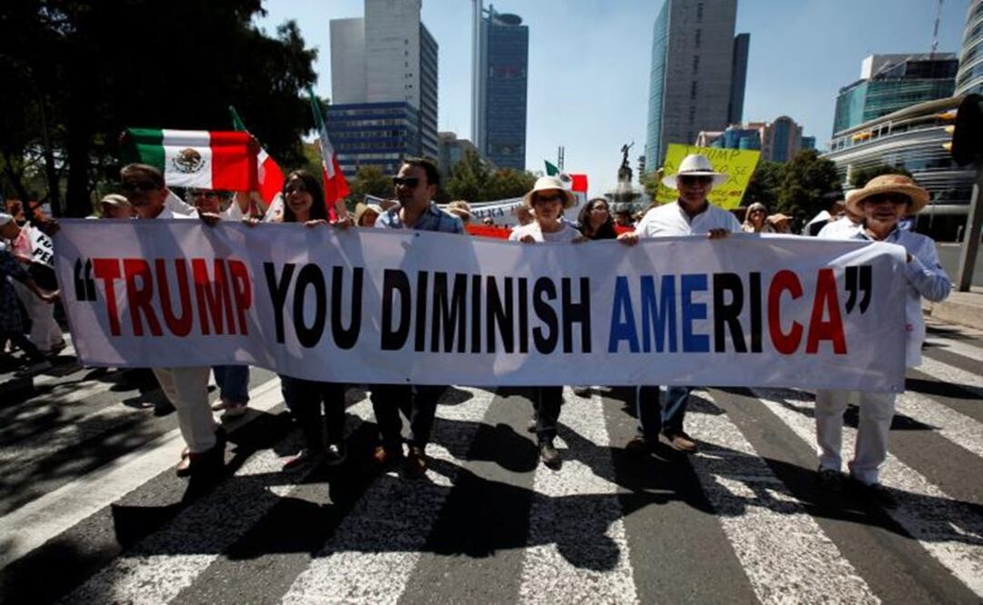 Demonstrators hold a banner during a march to protest against U.S. President Donald Trump's proposed border wall, and to call for unity, in Mexico City – Photo:José Luis González /REUTERS