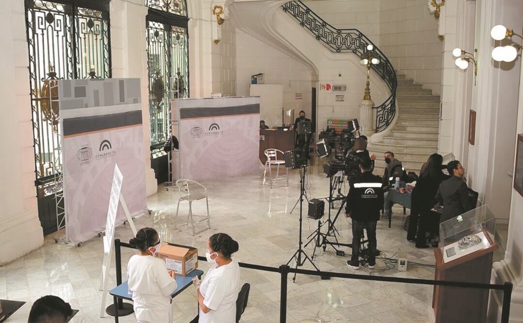 Antes de tomarse la fotografía para su credencial, los próximos legisladores del tricolor pasaron varios filtros sanitarios, e incluso se les hizo una prueba Covid en el Palacio Legislativo de Donceles. Foto: ESPECIAL