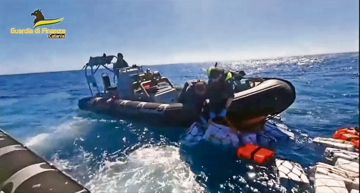 Aproximadamente dos toneladas de cocaína se encontraron flotando en las aguas de Sicilia, Italia, en abril pasado. Foto: Tomada del Twitter de Guardia di Finanza