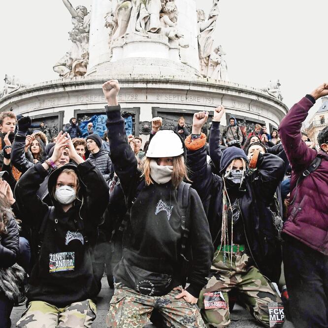 Miles de estudiantes de secundaria protestaron ayer contra las reformas a la enseñanza, en la Plaza de la República, en París. (LIONEL BONAVENTURE. AFP)