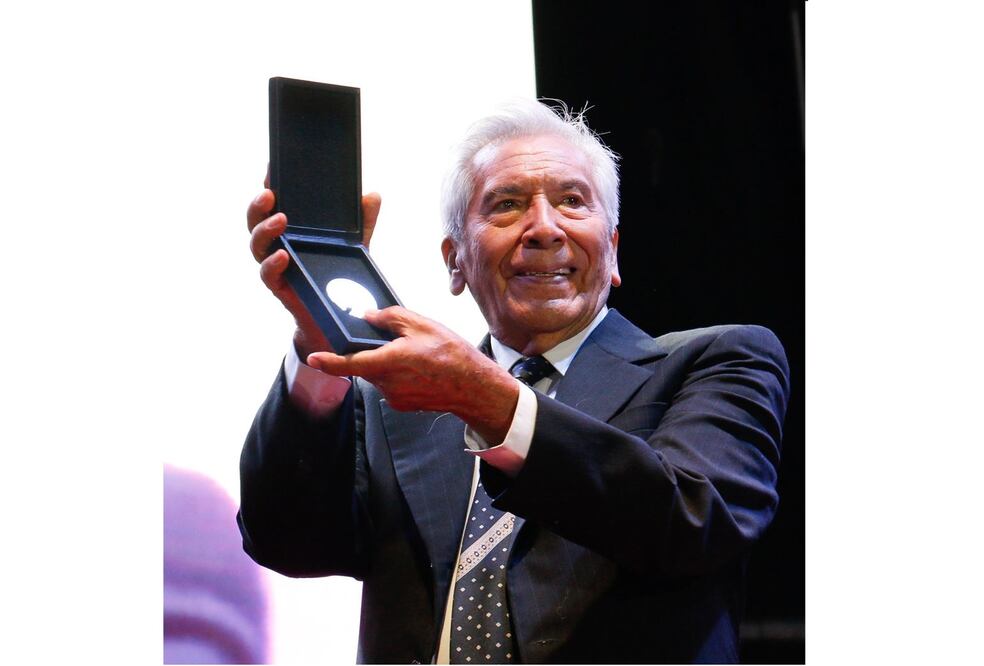 José Carlos Ruiz recibió la cruz de plata durante un homenaje a su carrera cinematográfica este viernes. Foto: EFE