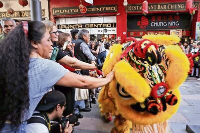 Reciben Año Nuevo Chino con danza y amuletos
