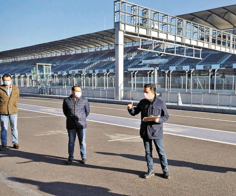 El titular del IMSS, Zoé Robledo (der.), realizó un recorrido por el autódromo para verificar el avance en la instalación médica del lugar. ESPECIAL