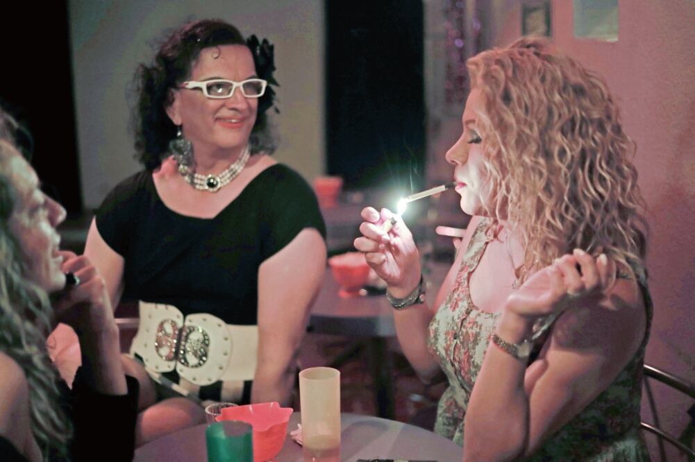 En Club Casa Roshell la comunidad LGBTTTI tiene la oportunidad de sentirse libre, lejos de las miradas o los comentarios ofensivos que sufren en la calle. (ALEJANDRA LEYVA. EL UNIVERSAL)