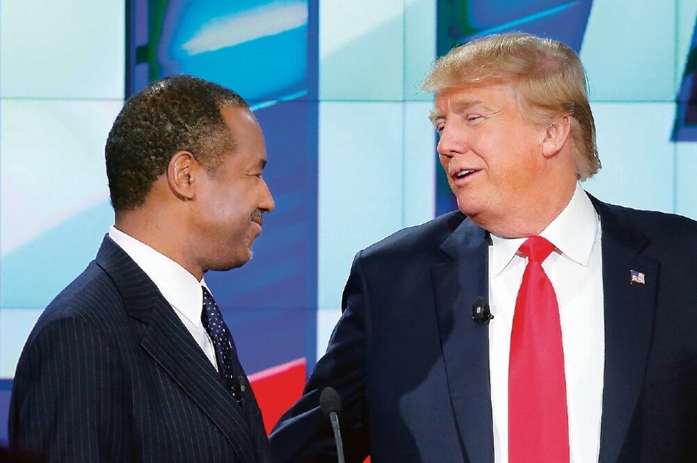 Donald Trump (der.) adelantó anoche que su ex rival Ben Carson apoyará su campaña (MIKE BLAKE. REUTERS)